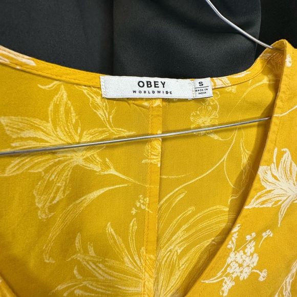 36 OBEY Yellow Flower Blouse lightweight women’s size small vacation summer - Picture 3 of 7
